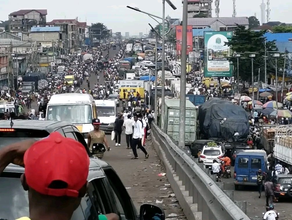 labarre_kevin's tweet image. Les employés habitant le district de TSHANGU doivent être rémunérés doublement dans vos entreprises. Aujourd&apos;hui, nombreux vont dépensé la totalité de leur salaire dans les transports. Ya boye bako zala ba opposant te ndenge nini...🥵