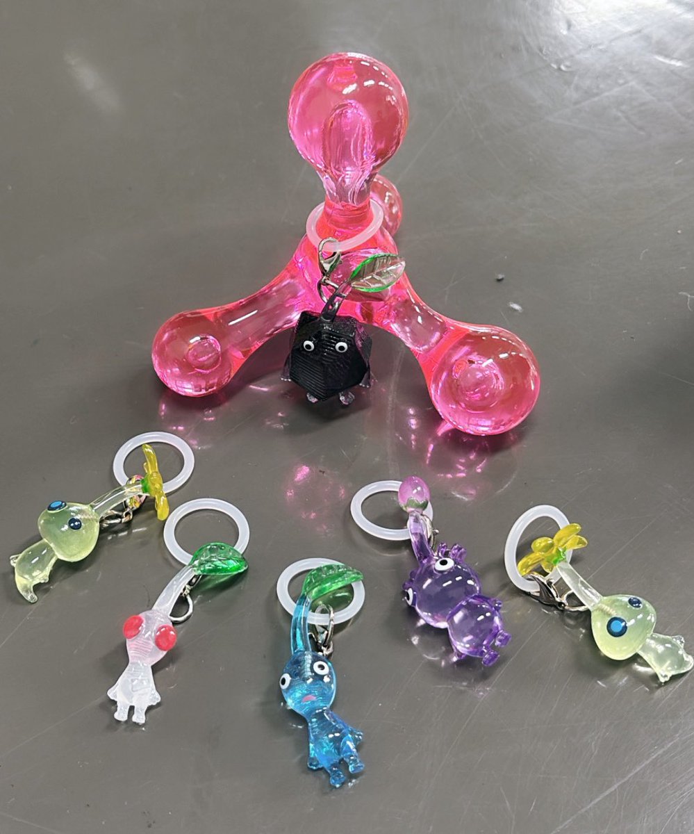 やっと出会えたピクミンガチャ！！

第一弾の時は手に入らず、、
今回やっと見つけられてはっぴ〜✌︎

毎日一緒に歩いている仲間たち、、
可愛すぎる、コンプしたい🥹❤️‍🔥

#ピクミン #ぴくみん  #pikmin 
#ピクミンブルーム #pikminbloom