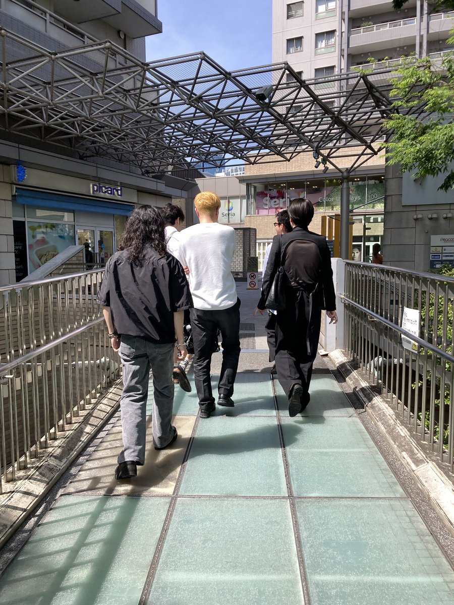 東京の風、強い！
服好きのお友達との集合写真！
本当に温かい方々でこの関係はずっと大切にしていきたいです。