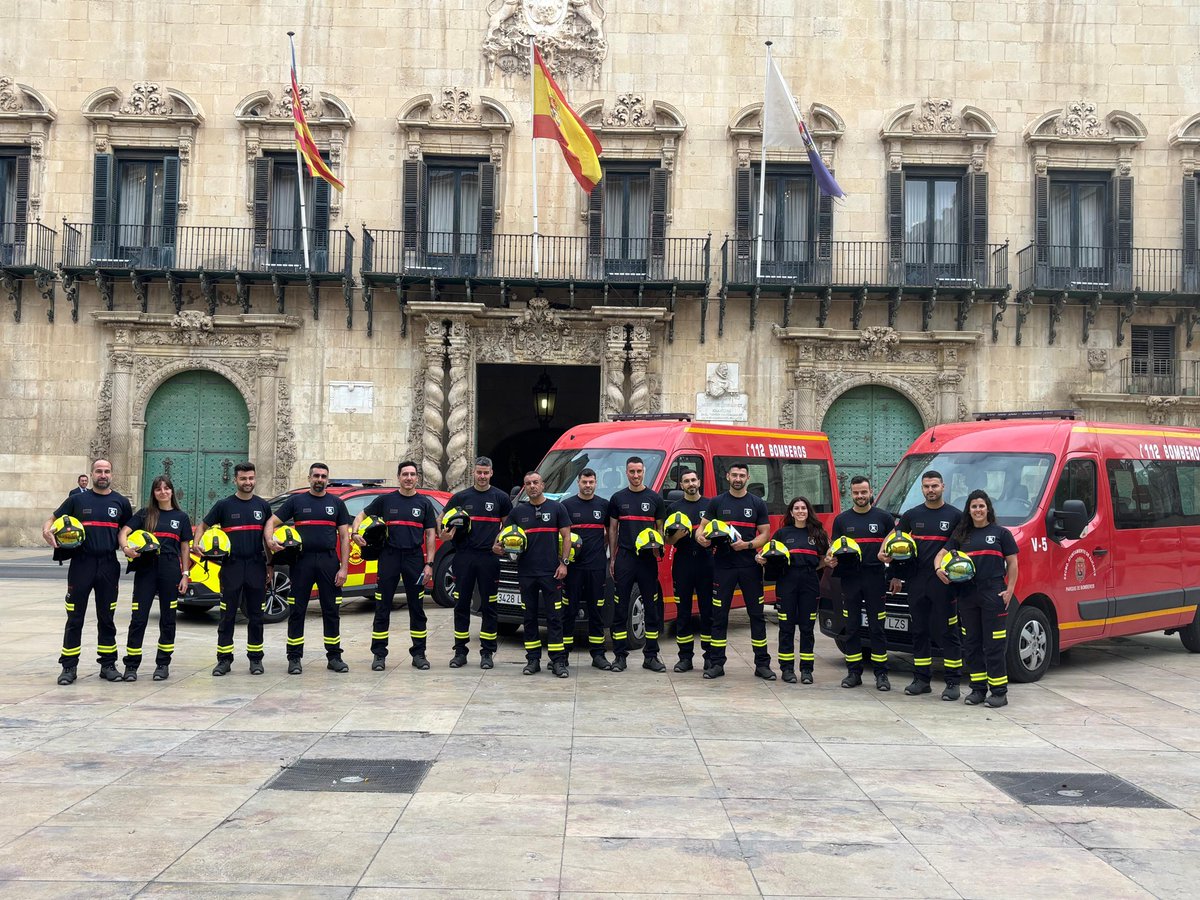 Bomberos Ayuntamiento Alicante (@bomberosaytoalc) on Twitter photo Hoy se incorporan 15 nuev@s compañer@s como funcionari@s interin@s al SPEIS del Ayto de Alicante y comienzan la formación para personal de nuevo ingreso. 
Bienvenid@s. Disfrutar de esta profesión. 👨🏻🚒 Hoy se incorporan 15 nuev@s compañer@s como funcionari@s interin@s al SPEIS del Ayto de Alicante y comienzan la formación para personal de nuevo ingreso. 
Bienvenid@s. Disfrutar de esta profesión. 👨🏻🚒
