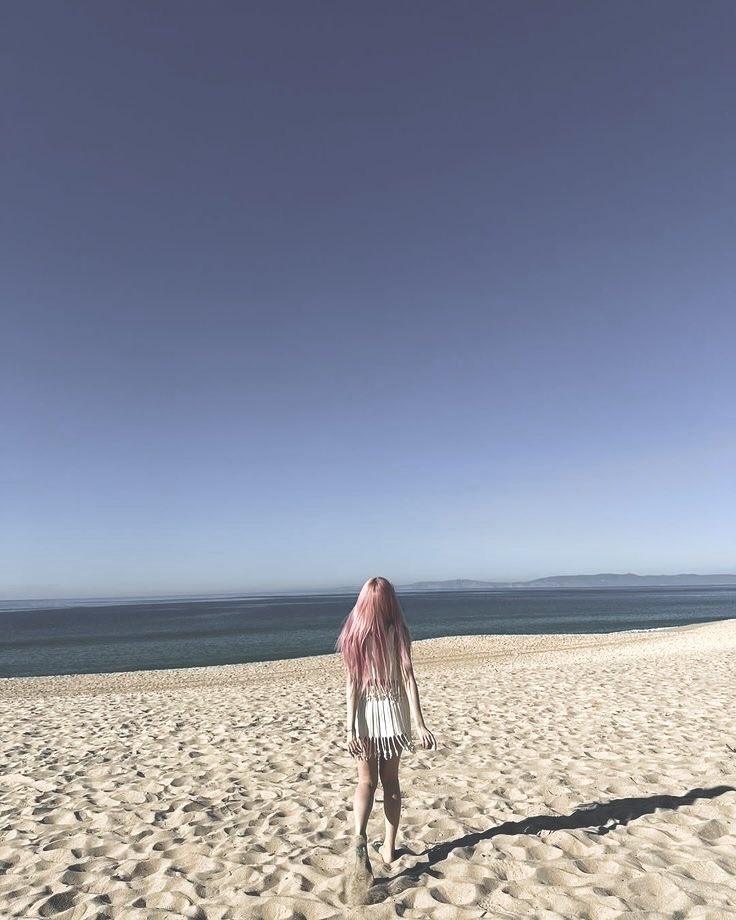 Gouiselle's tweet photo. So tell me: blue skies or orange sunsets? ‘Cause the beach is seriously vibing right now, waves crashing, sun hittin’ just right. https://t.co/TKy1NNwvL1