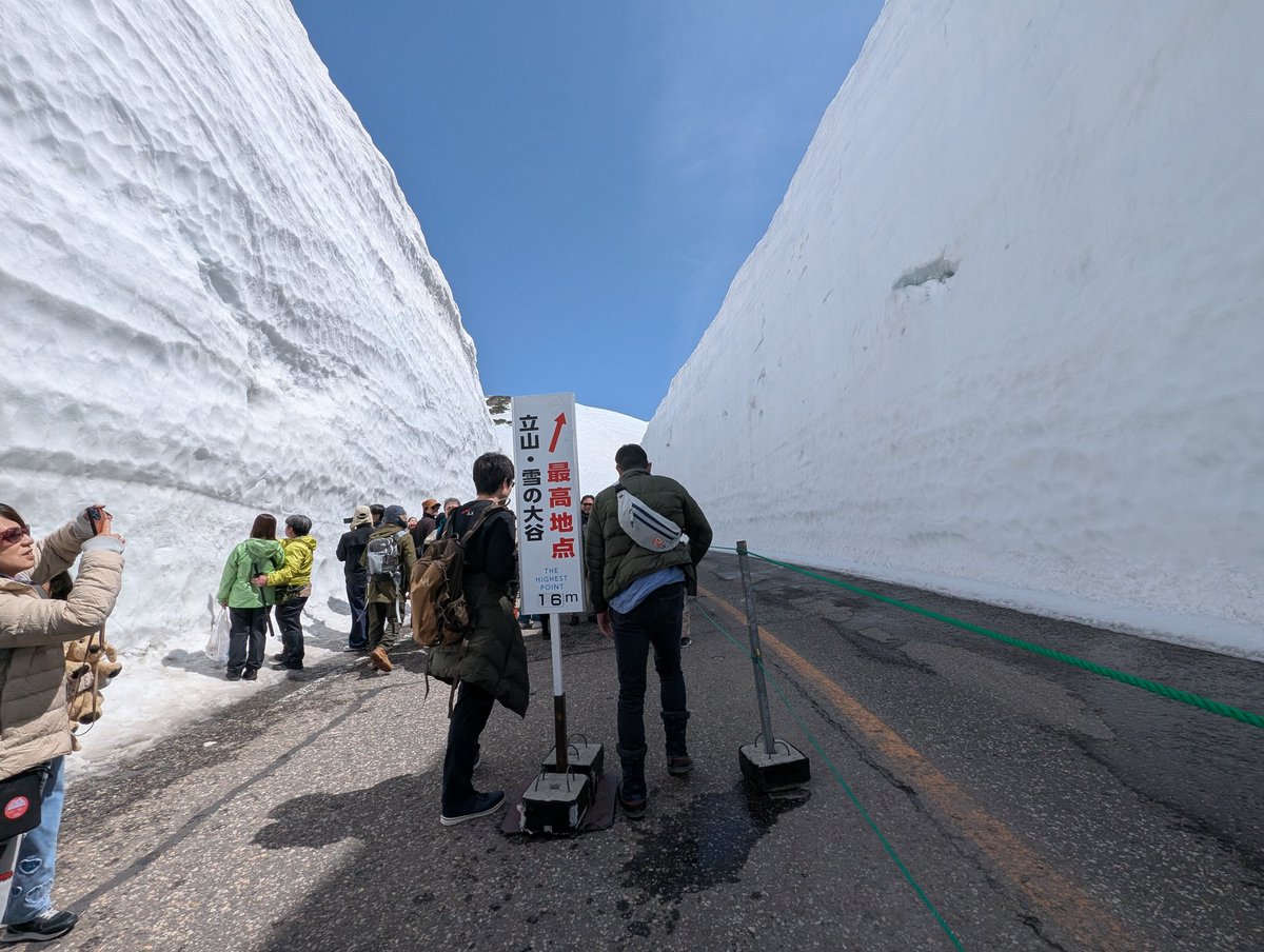 EasyTraveling21's tweet photo. 念願の雪の大谷@富山⛄️
今年の高さは16m！
雪の大谷もそうですが、晴れ渡った銀世界は素晴らしかったです✨
#雪の大谷
#旅行好きな人と繋がりたい
#富山 https://t.co/Acwx7oERJF