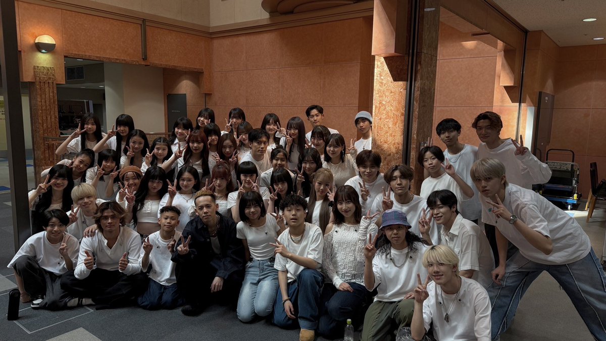 calessVD's tweet photo. ５⽉５⽇（⽉・祝）TBS「CDTVライブ！ライブ！」3時間半ＳＰに清水翔太さんとキャレス生総勢46名が一緒に「PUZZLE」を歌唱させていただきました！

本当にここまで連れて来ていただき、清水翔太さんには感謝の気持ちでいっぱいです😭
これからも頑張ります！

 #清水翔太 #CDTV #PUZZLE #キャレス https://t.co/gvUp3tAuIs
