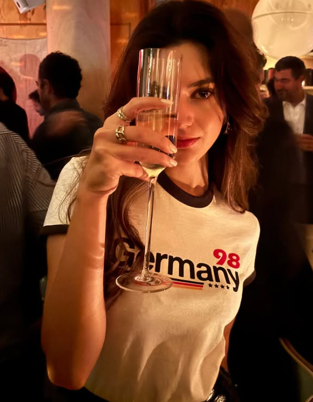 Size bir sürprizimiz var! 🎉

#SanemBabi ile röportajımız yakında Ne İzledik'te! Siz de sorularınızı bu tweetin altına yazabilirsiniz. Seçilen bir soru yanıtlaması için kendisine iletilecektir.