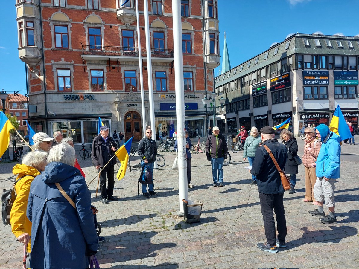 Tack alla som kom till dagens manifestation för #Ukraina på Stora torget i #Linköping! Mats Linde talade om Gammalsvenskby, om svenska fredsvännernas debattartikel och en del annat. #Måndagsrörelsen