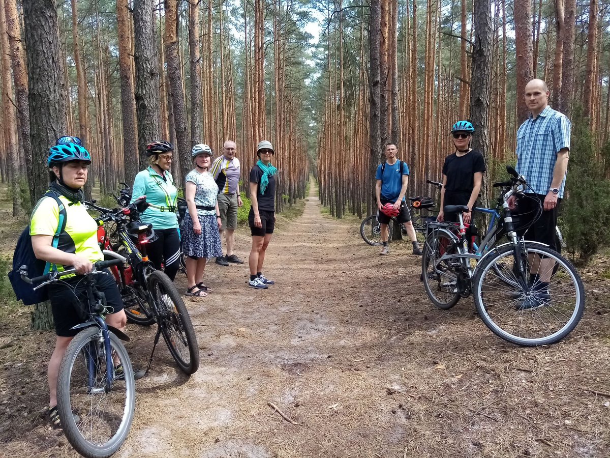 MT5_14's tweet photo. A więc sezon rowerowy🚵 z #Mt514 rozpoczęty📢
Podczas pierwszej wycieczki z nowego cyklu #KołoPuszczy odwiedziliśmy miejsca związane z powstańczymi losami x. Stefana Wyszyńskiego.
#Laski #BudaZaborowska #Wiersze #Palmiry https://t.co/GJguDvLYaQ