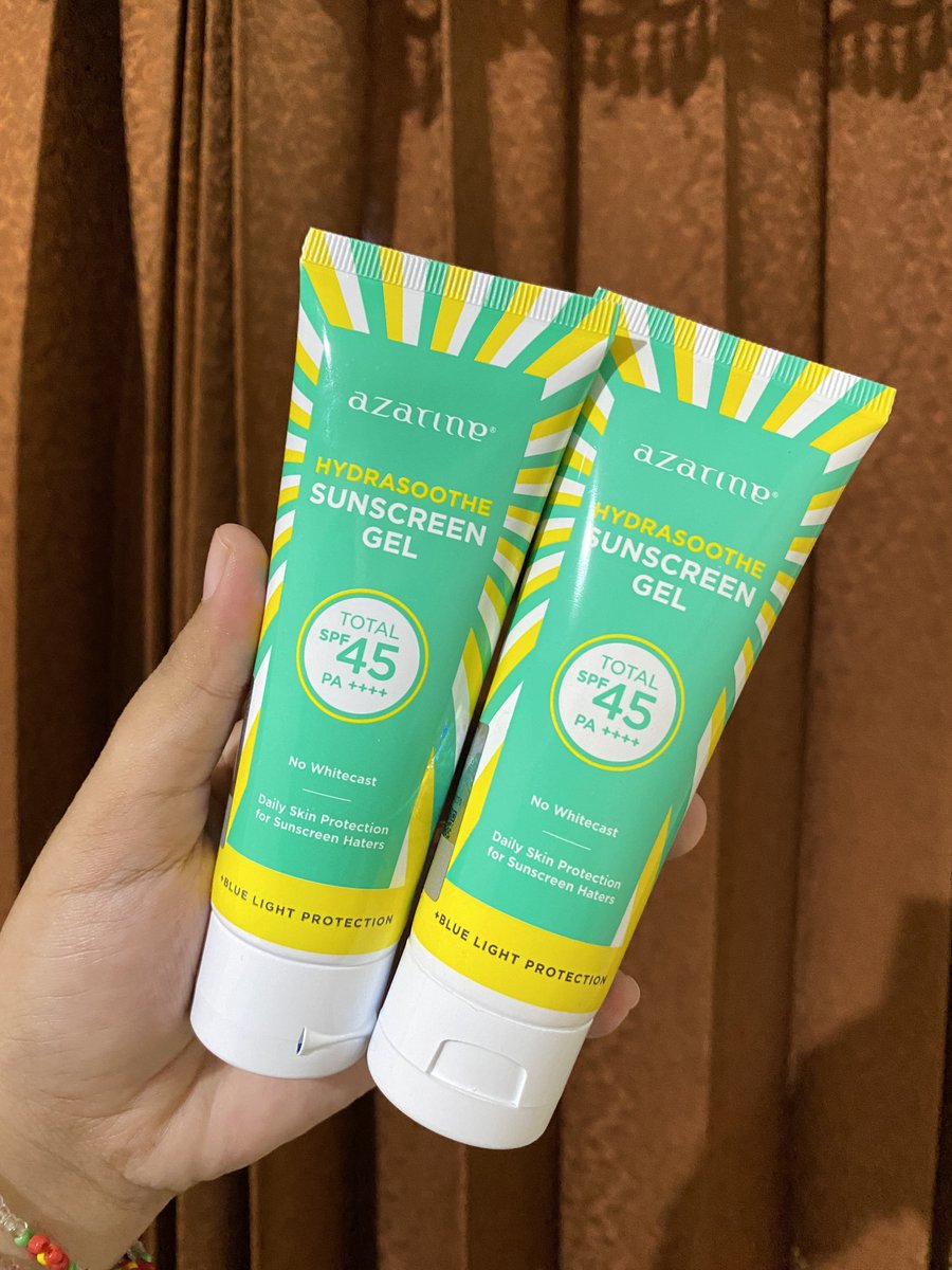 🗣️: “Rekomendasiin best sunscreen dong”

Dari beberapa rekomendasiku, aku pasti bakal nyebut sunscreen dari azarine ini. 

Ringan, ga greasy, nyaman, dan udah terbukti aman👍🏻