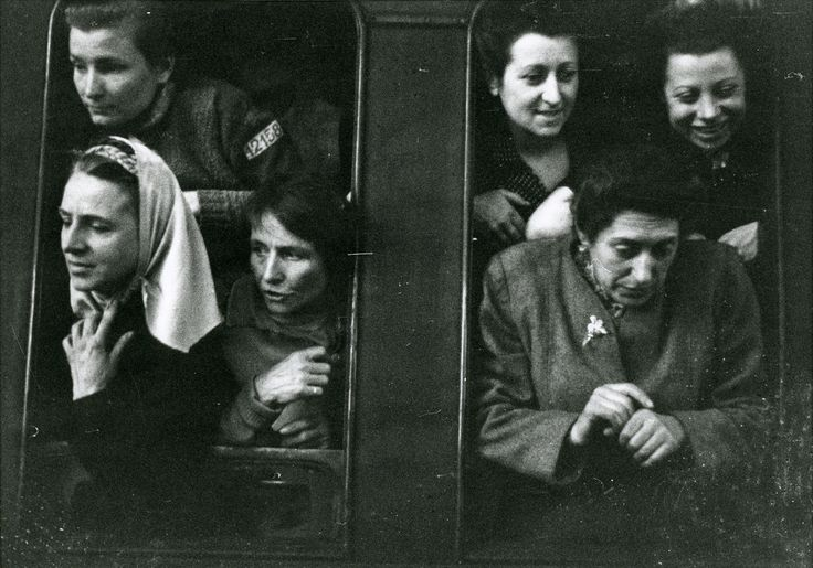 blancalso97's tweet photo. "Las compañeras cantaban, gritaban. Yo solo podía llorar de alegría". Testimonio anónimo de una mujer liberada de Mauthausen. Publicado por L'humanité https://t.co/78MSSXSQgh
