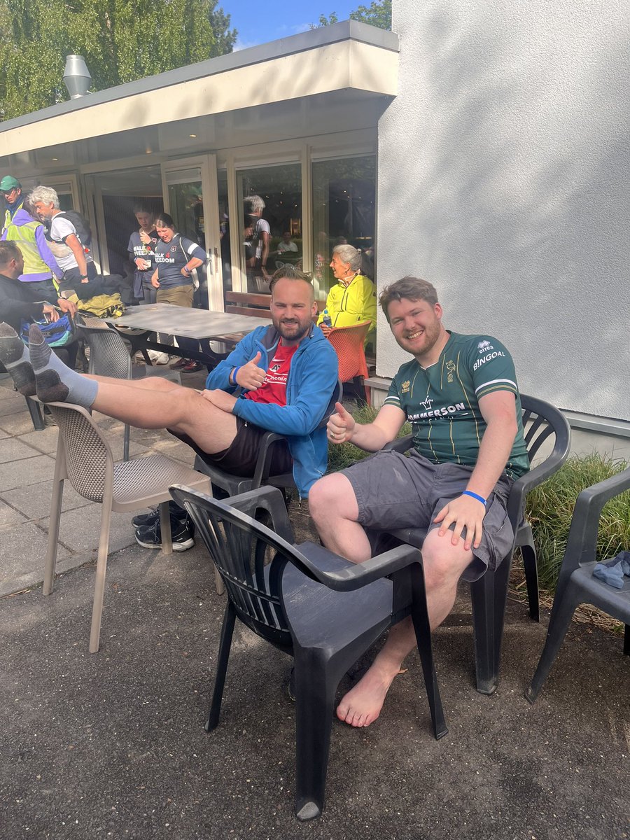 sonnyspek's tweet photo. Nog twintig kilometer!!! Vandaag al 60 afgelegd en straks onderweg naar Vlaardingen.
Aardig vermoeid nu ik al 28 uur wakker ben.
#Kennedymars #Bevrijdingsdag #MarsVoorVrijheid https://t.co/HaurHOnZxt
