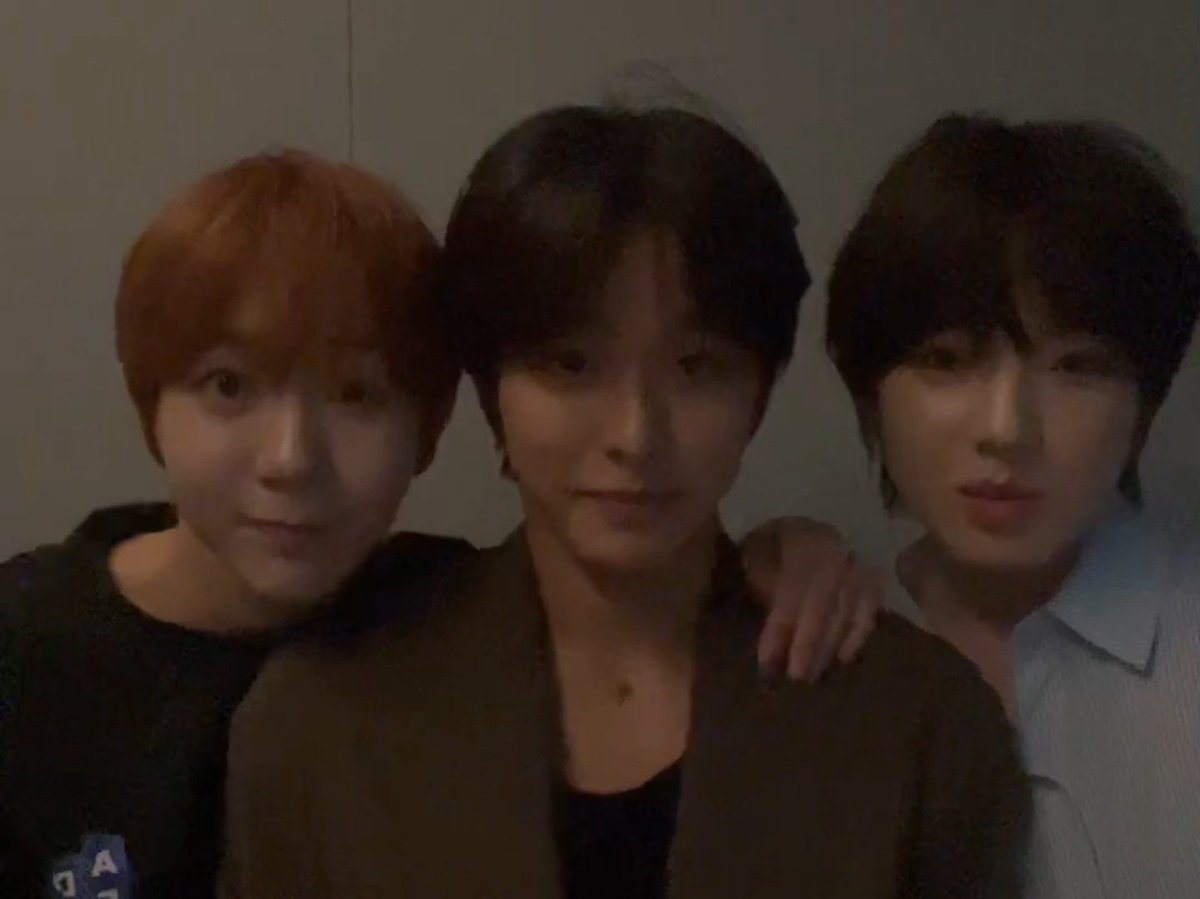 HUHu_c0's tweet photo. ꒰ 3인 버전으로 찍기 좋은 인생네컷 포즈 추천 ❤️ ꒱ https://t.co/Jbvozh9EbF
