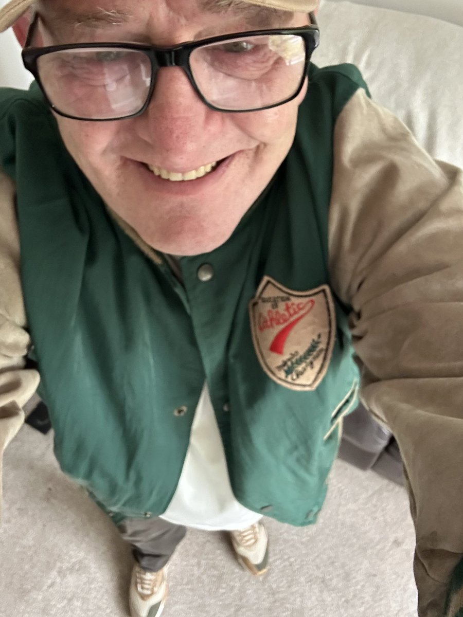 MauriceRedpath's tweet image. Something different for a stroll with Mrs R on this sunny but chilly bank holiday Monday. Hope you all have a wonderful day, whatever you choose #reebokxengineeredgarments #chevignon #vintage #keepingitcasual #casualwayoflife #wayoflife #PeaceAndLove 😎💜🤝