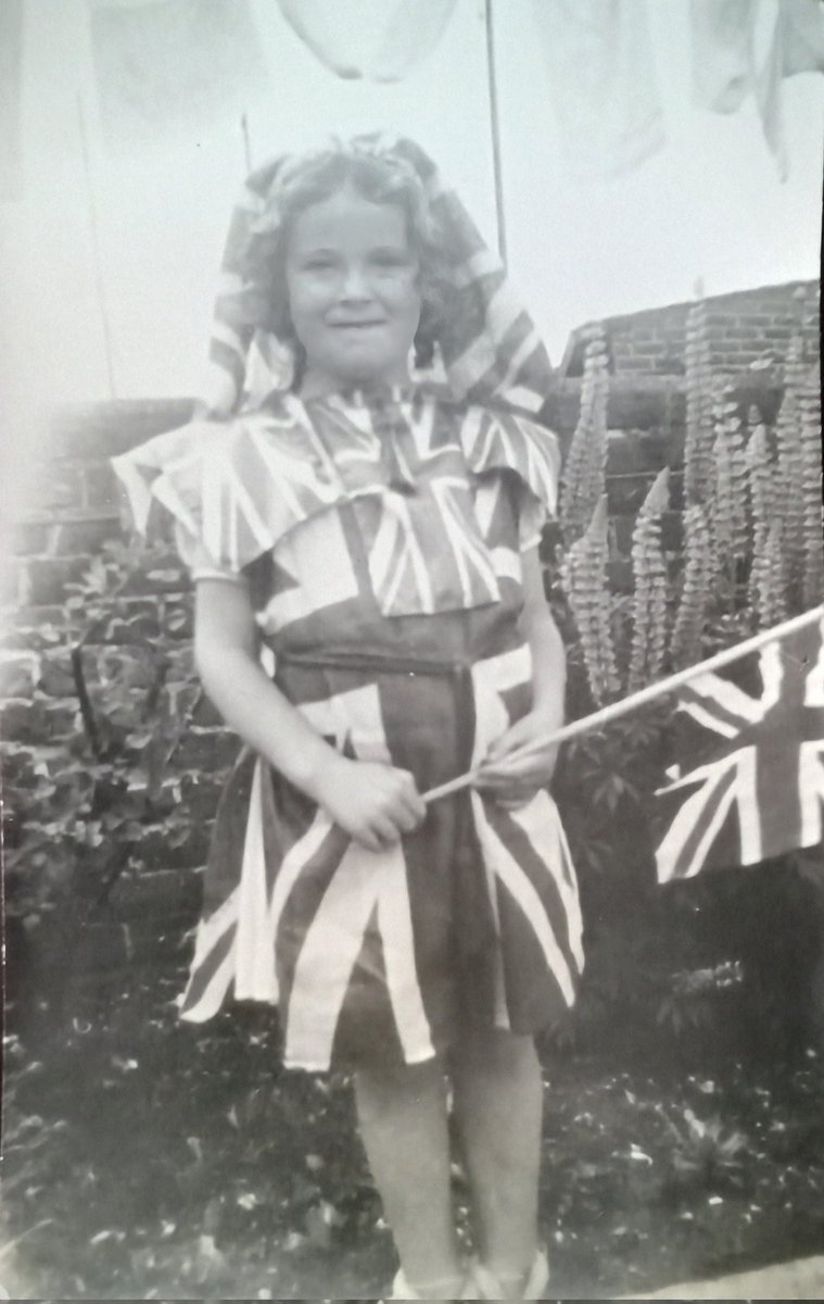 My mother and my Aunt dressed for their VE day party in Portsmouth, 1945. Couldn't get clothing coupons but lots of flags around...
#VEDay80 @veday80