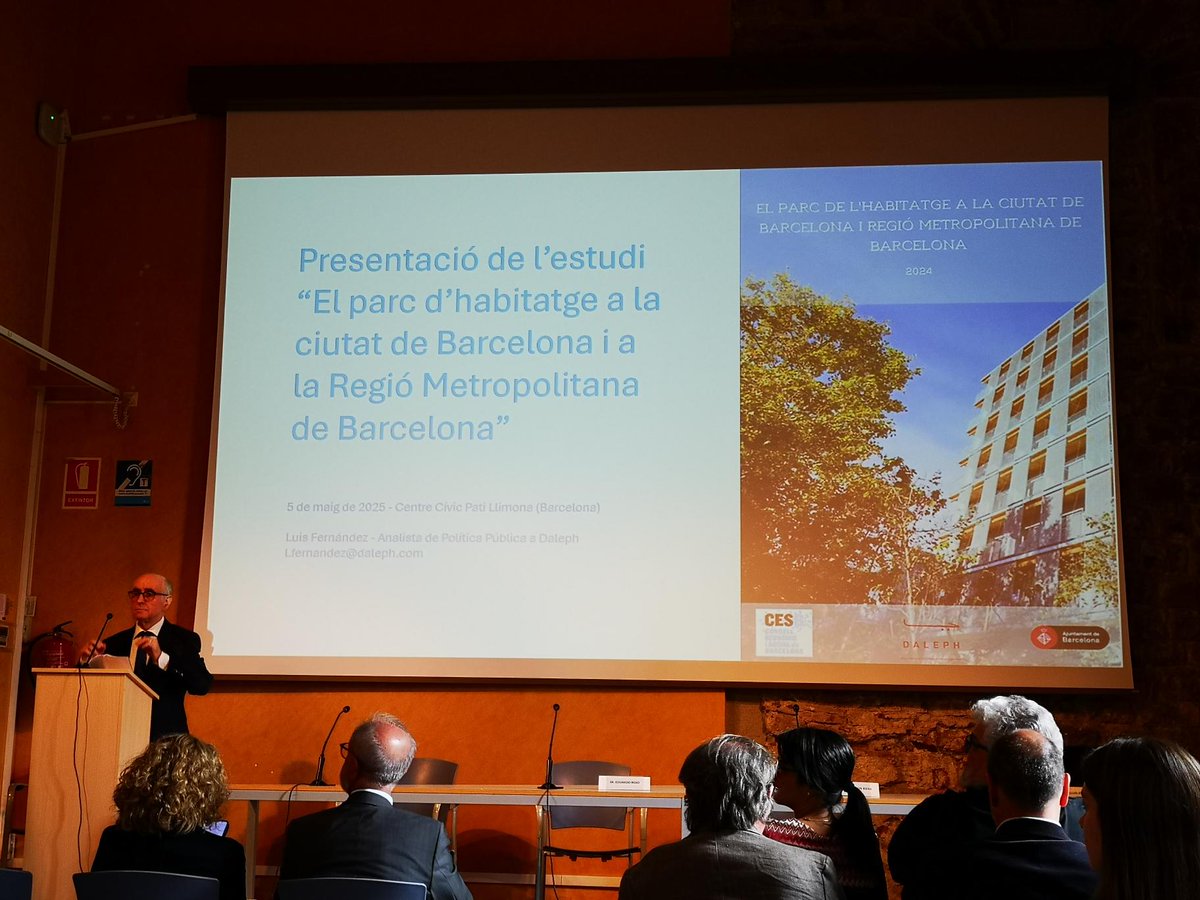 KSNET_'s tweet photo. 🏙️ Hoy #PabloTucat, miembro del equipo de @KSNET_ , asiste a la presentación del estudio "Parc de l'habitatge a la ciutat de Barcelona i Regió Metropolitana de Barcelona", organizada por el #ConsellEconòmiciSocialdeBarcelona.
#KSNET #Habitatge #Barcelona #CESB #Investigación https://t.co/hUpUfSyPkC