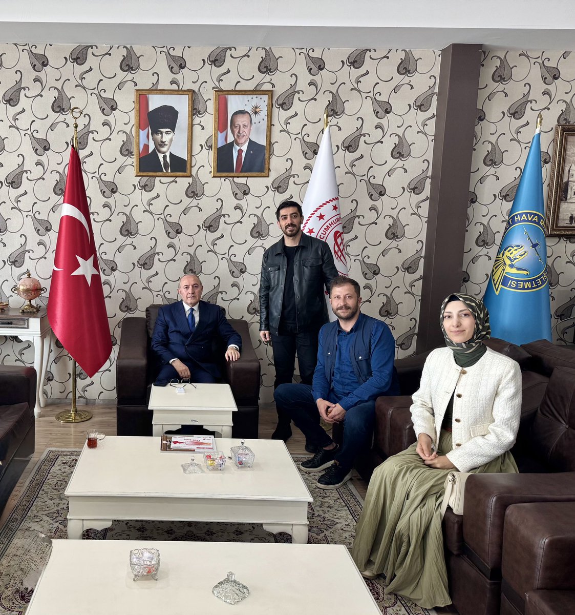 22.Dönem Milletvekilimiz aynı zamanda Genel Merkez Seçim İşleri Başkan Yardımcımız kıymetli <a href="/haliloz04/">HALİL ÖZYOLCU</a> vekilimiz,aslında tüm bu resmi sıfatlardan ayrı olarak her zaman yanımızda olan elini omzumuzdan hiç çekmeyen kıymetli büyüğümüz ile yine güzel sohbet ve istişarelerde bulunduk.