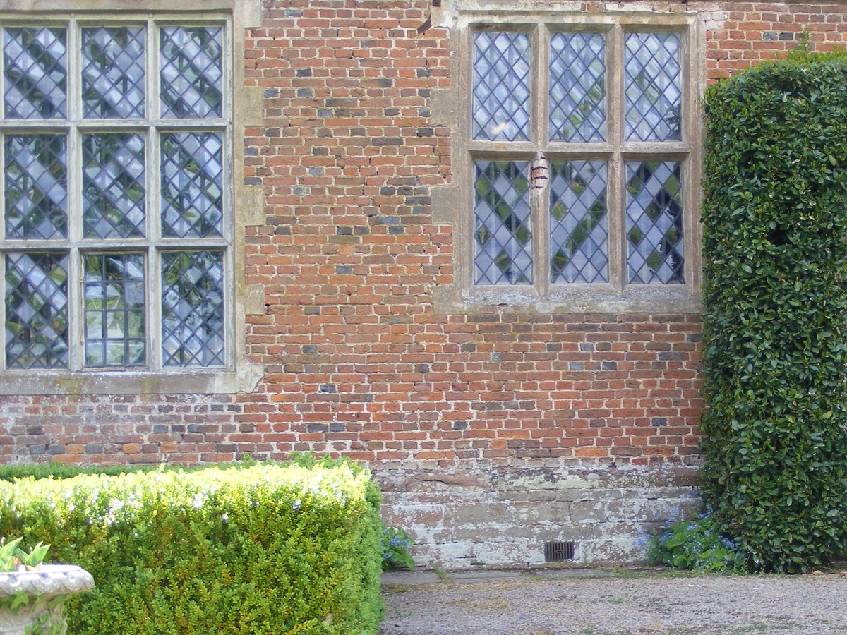 Yesterday we went to Hellens Manor #MuchMarcle #Herefordshire where Constance Radcliffe Cooke #WSPU #Suffragette lived. Her sister Polly's wedding photo from 1920 reveals many changes to the frontage, including removal of the plinth &amp; less ivy! (Image: private collection)