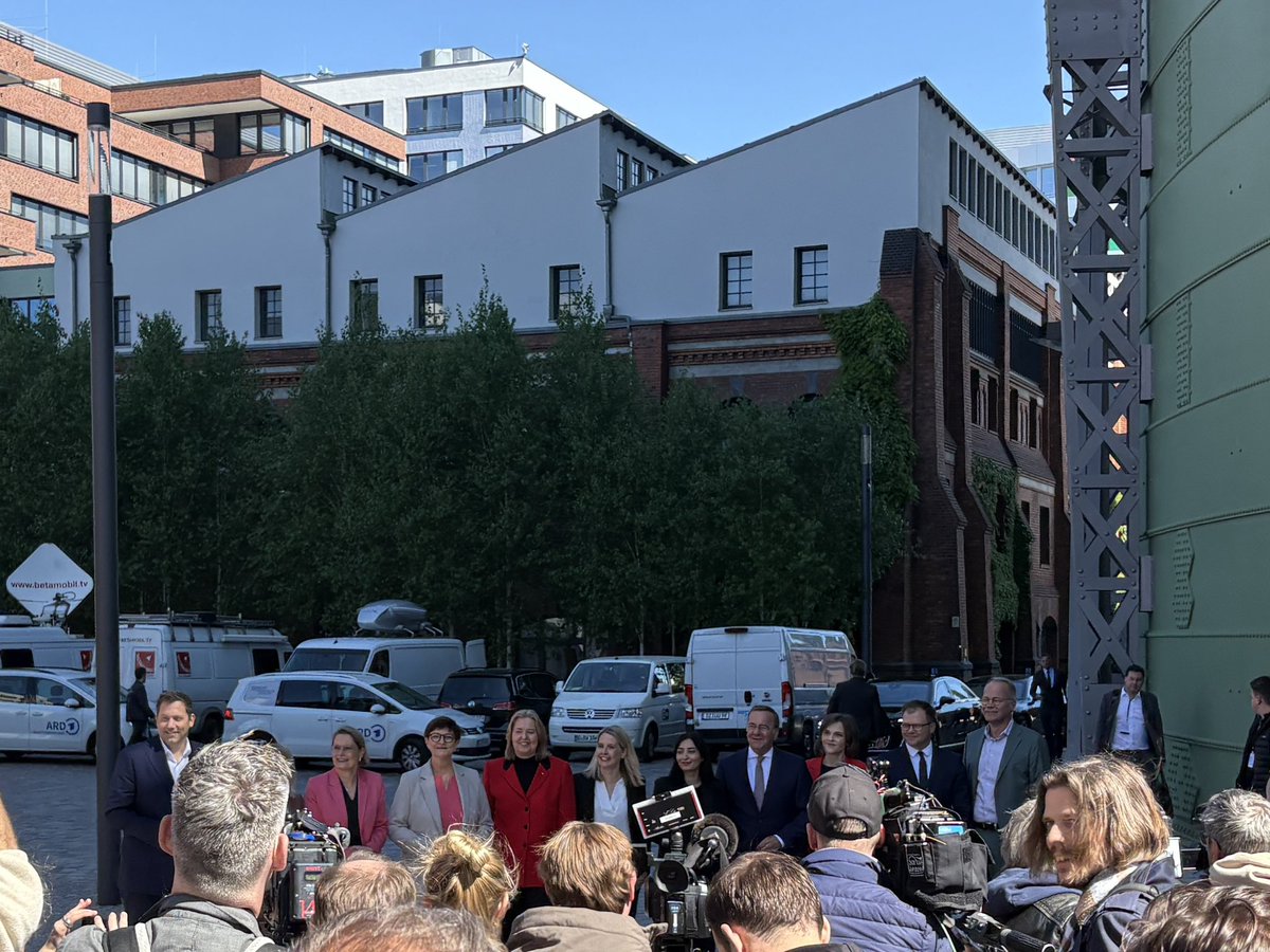 Holger Mann (@holgermannle) on Twitter photo Am Kabinettstisch werden für die #SPD 6 Frauen und 4 Männer Platz nehmen. Mit 3 StaatsMinisterinnen aus dem Osten, 2 mit Migrationshintergrund und einer deutlichen Verjüngung eine moderne Aufstellung.
#Kabinett <a href="/SPDSachsen/">SPD Sachsen</a> <a href="/LVZ/">LVZ</a> <a href="/LIZ_de/">Leipziger Zeitung</a> <a href="/freie_presse/">freiepresse.de</a> <a href="/mdrde/">mdrde</a> @MDR_SN <a href="/lr_online/">Lausitzer Rundschau</a> Am Kabinettstisch werden für die #SPD 6 Frauen und 4 Männer Platz nehmen. Mit 3 StaatsMinisterinnen aus dem Osten, 2 mit Migrationshintergrund und einer deutlichen Verjüngung eine moderne Aufstellung.
#Kabinett <a href="/SPDSachsen/">SPD Sachsen</a> <a href="/LVZ/">LVZ</a> <a href="/LIZ_de/">Leipziger Zeitung</a> <a href="/freie_presse/">freiepresse.de</a> <a href="/mdrde/">mdrde</a> @MDR_SN <a href="/lr_online/">Lausitzer Rundschau</a>