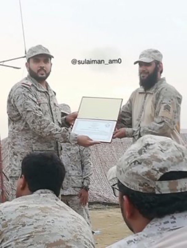 وبسبب هذي البطوله و الشجاعه لمحمد
القرني تم تكريمه بعدها من قبل قائد
الكتيبة وقائد قوة جازان على العملية
البطولية التي قام بها للمحافظة على
موقعه العسكري حتى خرج منها منتصراً
بعد وصول الدعم له من زملائة الاشاوس

-
محمد القرني بطل ماراح انسى موقفه 
هذا ابداً الله يحفظه 🇸🇦❤️