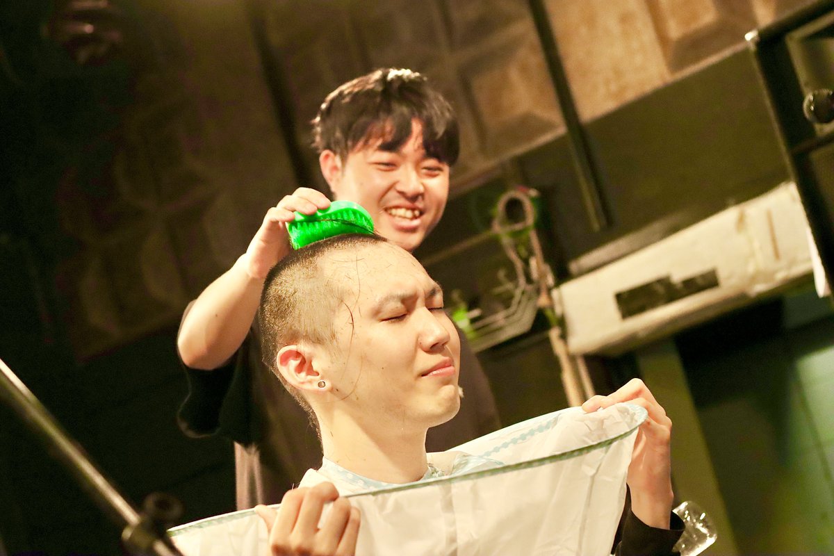 bishonure27rb11's tweet photo. 2025.05.04(日)
NAGOYA MUSIC FARM
『GOLDEN BOZEE...』　

協力してくれたライブハウス関係者、出演してくれた演者方、遊びに来てくれたお客さんも最後まで見届けてくれたおかげで断髪式もとい、愛しかない贅沢な公開散髪になりました🙇‍♂️

本当にありがとうございました！！！

Photo by @usa_camera https://t.co/8cyibHdkxf
