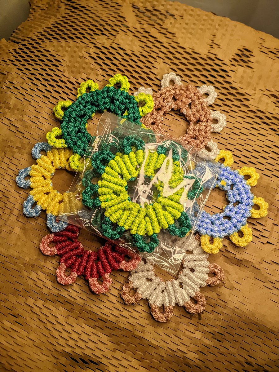 Karya dari salah satu Survivor yang singgah di rumah saya.

Makrame Tatakan Gelas dari bahan tali kur.
Saat ini yang ready ada 18 pcs.
Untuk menyambung hidup, mohon izin menawarkan di harga Rp 6.000/pcs.

Jika ingin memesan warna tertentu juga boleh. Silakan DM saya atau