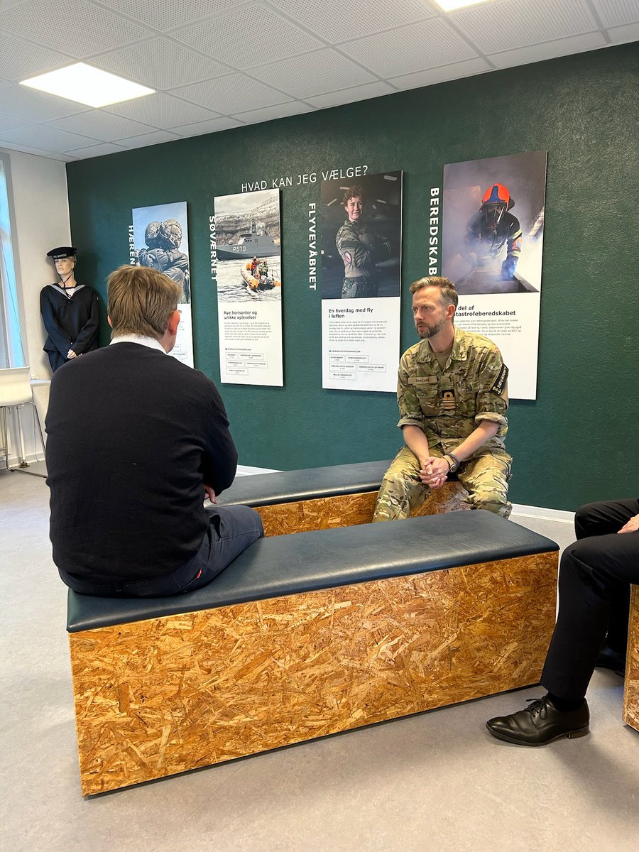 Forsvarsministeriet/Danish MoD (@forsvarsmin) on Twitter photo Forsvarsminister <a href="/troelslundp/">Troels Lund Poulsen</a> besøgte her til morgen Forsvarets Dag i Aalborg, hvor 30 unge var indkaldt. Det er den første Forsvarets Dag, hvor de fremmødte unge skal aftjene efter den nye værnepligtsmodel, der forlænger værnepligtsperioden fra 4 mdr. til 11 mdr. Forsvarsminister <a href="/troelslundp/">Troels Lund Poulsen</a> besøgte her til morgen Forsvarets Dag i Aalborg, hvor 30 unge var indkaldt. Det er den første Forsvarets Dag, hvor de fremmødte unge skal aftjene efter den nye værnepligtsmodel, der forlænger værnepligtsperioden fra 4 mdr. til 11 mdr.