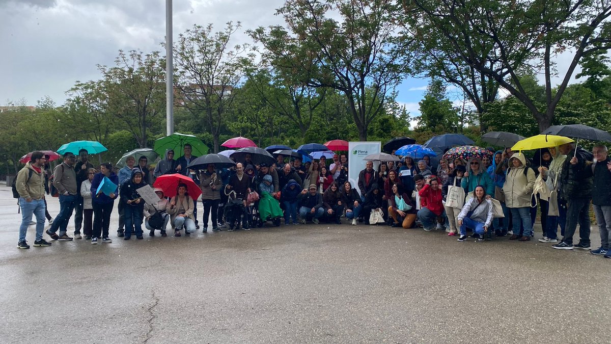 Plena Inclusión MAD (@plenamadrid) on Twitter photo 🌧️📢 ¡La lluvia no nos frena! Hoy hemos salido a la calle para celebrar el Día Europeo de la Vida Independiente, un derecho de las personas con discapacidad intelectual o del desarrollo.
🗣️ Miembros de las entidades de <a href="/PlenaMadrid/">Plena Inclusión MAD</a> han leído un manifiesto y han contado cómo les 🌧️📢 ¡La lluvia no nos frena! Hoy hemos salido a la calle para celebrar el Día Europeo de la Vida Independiente, un derecho de las personas con discapacidad intelectual o del desarrollo.
🗣️ Miembros de las entidades de <a href="/PlenaMadrid/">Plena Inclusión MAD</a> han leído un manifiesto y han contado cómo les