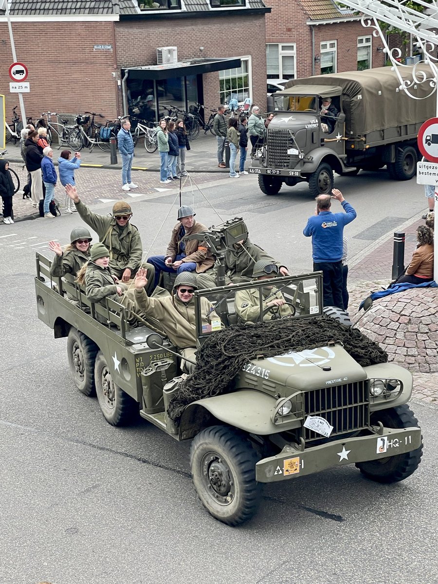 De Liberation Tour is vandaag gestart in Maasdijk. Mooi om dit rijdend erfgoed voorbij te zien komen. Opdat wij nooit vergeten.
Ik miste alleen een fiets met houten banden, zo eentje waar mijn opa na de bevrijding vanuit kamp Amersfoort naar Westland fietste….