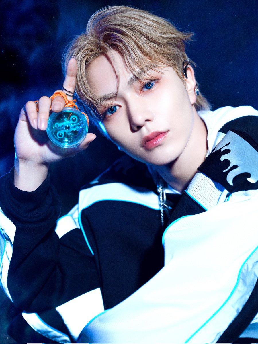 archiveofREO's tweet photo. 🌀.. charm of man playing yo-yo 🪀 

#aoen #We_are_the_Blue_Sun #礼央 #REO https://t.co/p15xKySIhW