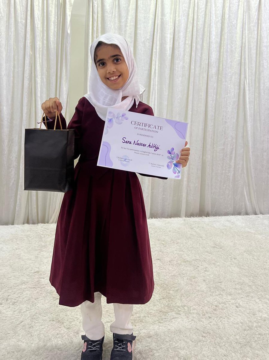مشاركة الطالبة المتألقة سارة الحجية المقيدة  بالصف ٤/٣ في مسابقة المواهب باللغه الانجليزيه  التي أُقيمت في مدرسة منح (٥-٩)❤️