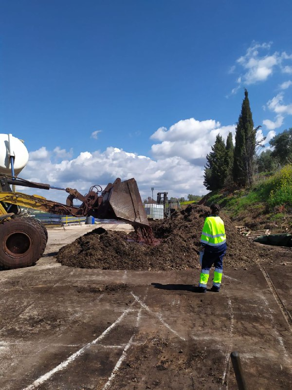 alcompost24's tweet photo. El pasado 1 de Abril se montaron las pilas de la fase IV ¡Última fase experimental! Además las pilas de la fase III entraron en etapa de maduración. Se realizan visitas quincenales a las instalaciones de aceite ASEAL S.L para la toma de muestras y monitoreo de temperatura 🌡️ https://t.co/3sbsBgINaS