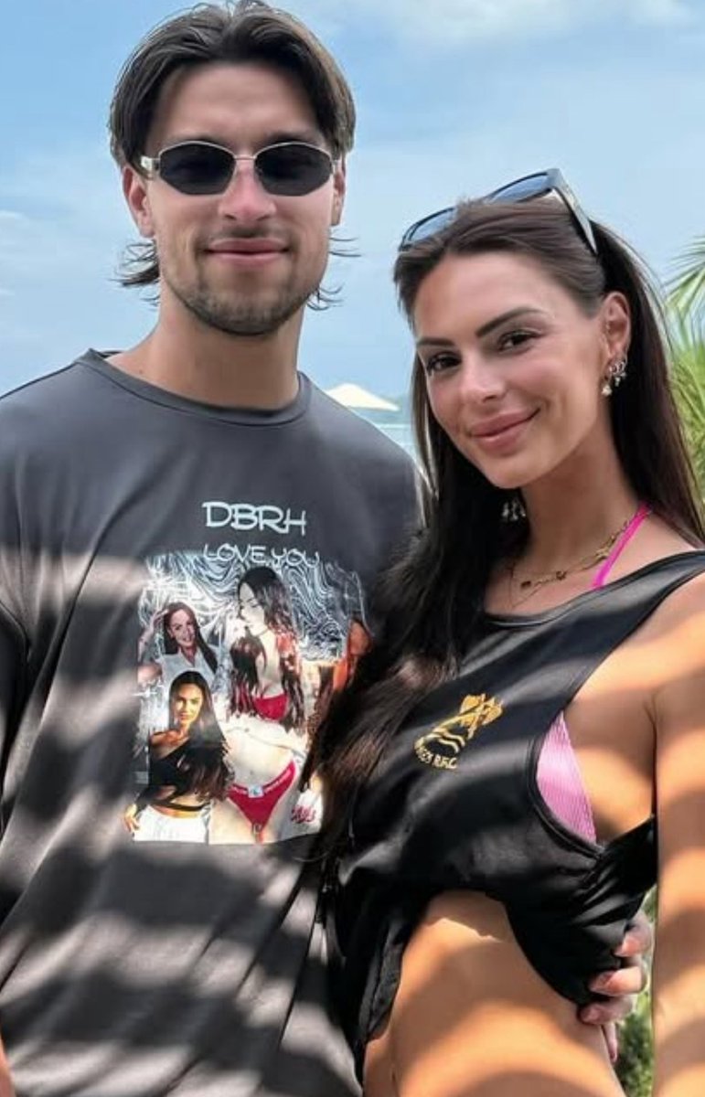EefyPC_'s tweet image. Hij heeft ook n shirt met Deborah erop? A win is a win girlllll  #bigbrothernlbe