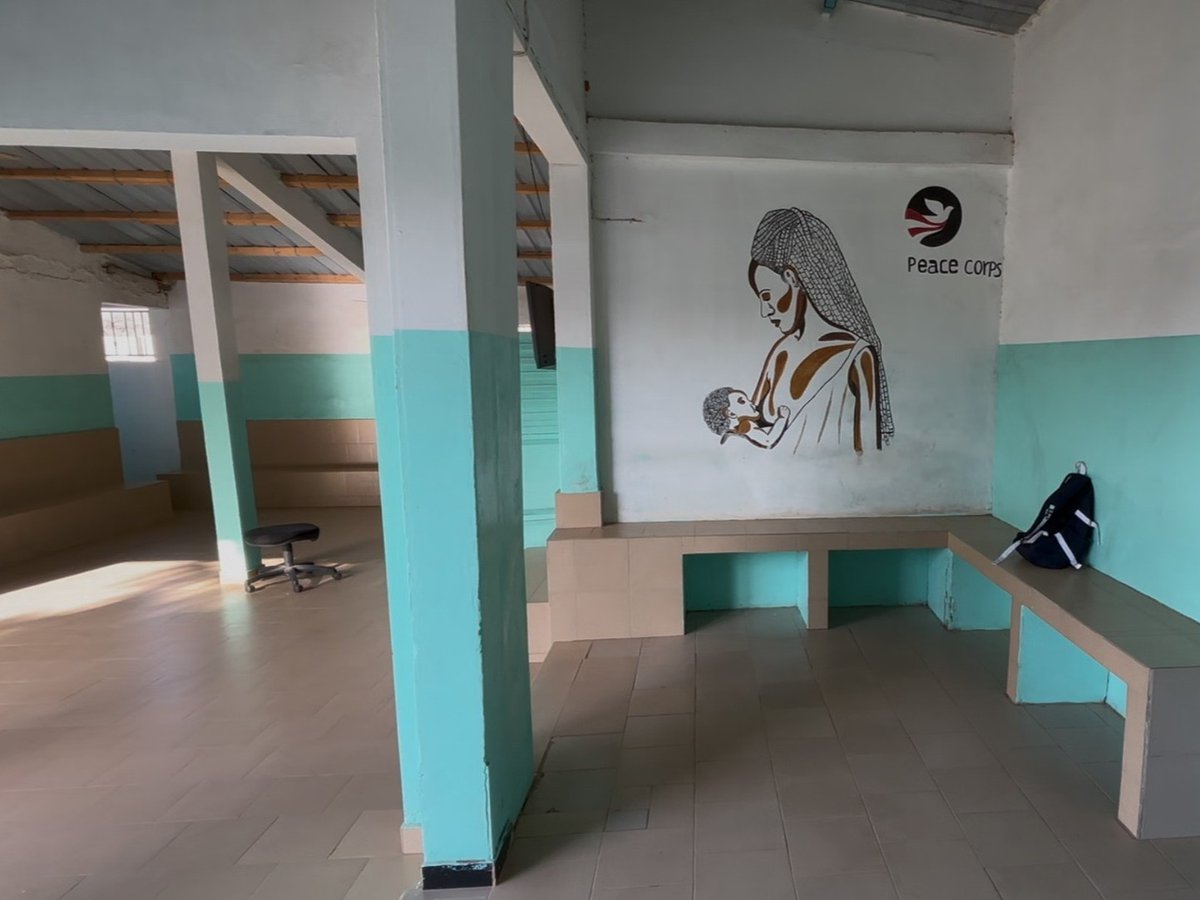 PeaceCorps's tweet image. Today, we’re spotlighting a health post in Senegal that didn’t have enough space for patients to wait comfortably. #PeaceCorps Volunteer Mathew worked with the health post’s leadership to improve the structure to add a waiting area and space for monthly health talks.