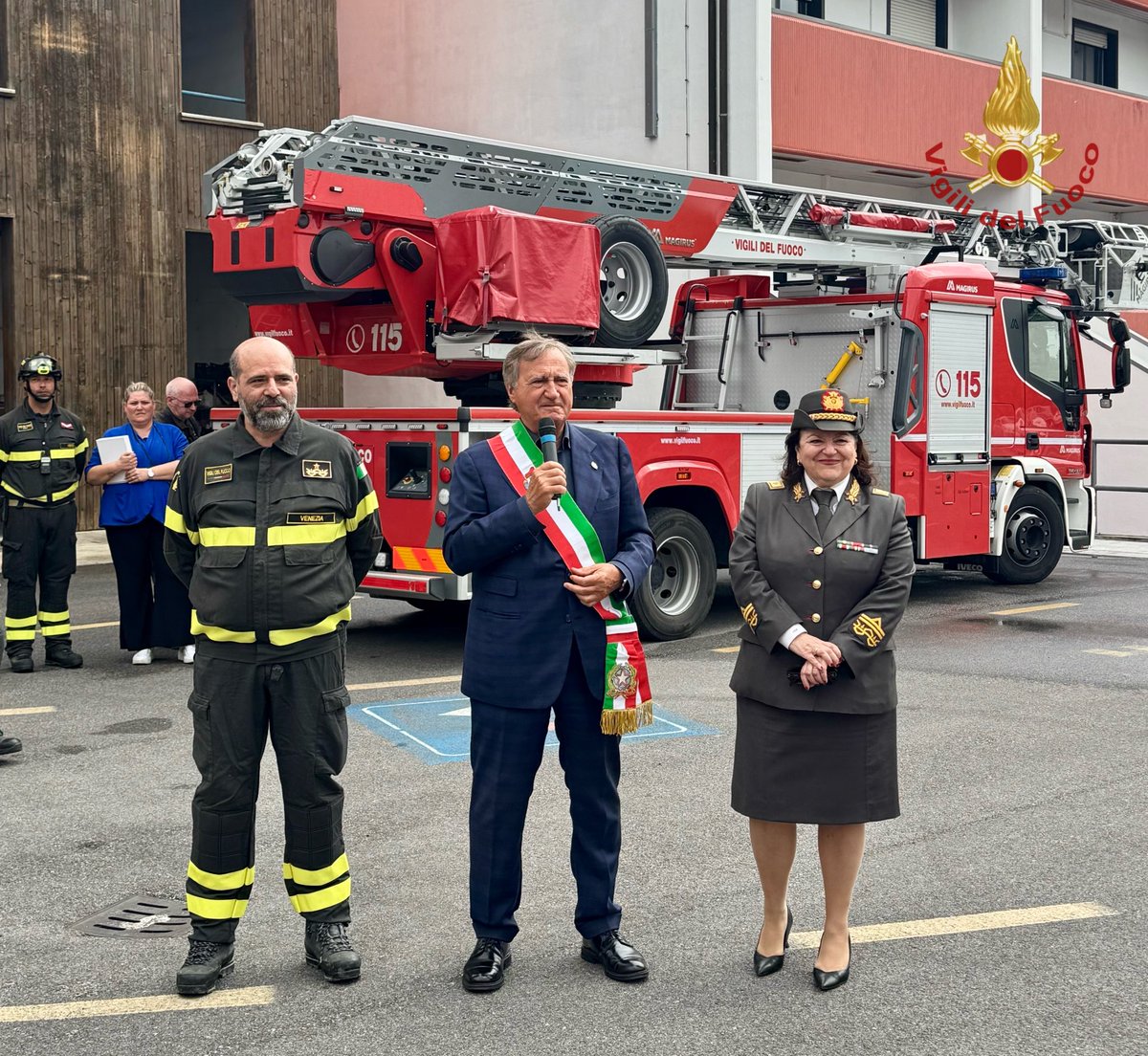 Porte aperte al comando dei #vigilidelfuoco di #Venezia Mestre per più di 2.000 piccoli studenti. L’iniziativa fino all'#8maggio per avvicinare i più piccoli al mondo dei pompieri. Presenti il comandante Metelli, il direttore interregionale D’Angelo e il sindaco <a href="/LuigiBrugnaro/">Luigi Brugnaro</a>
