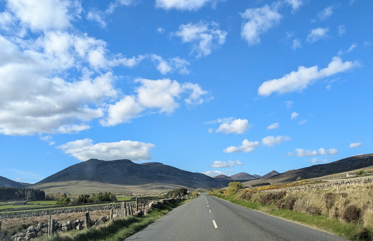 Beautiful Mourne's yesterday with the sun out hard to beat 🌞⛰️
#mountains #photooftheday #skyporn #landscape #photo