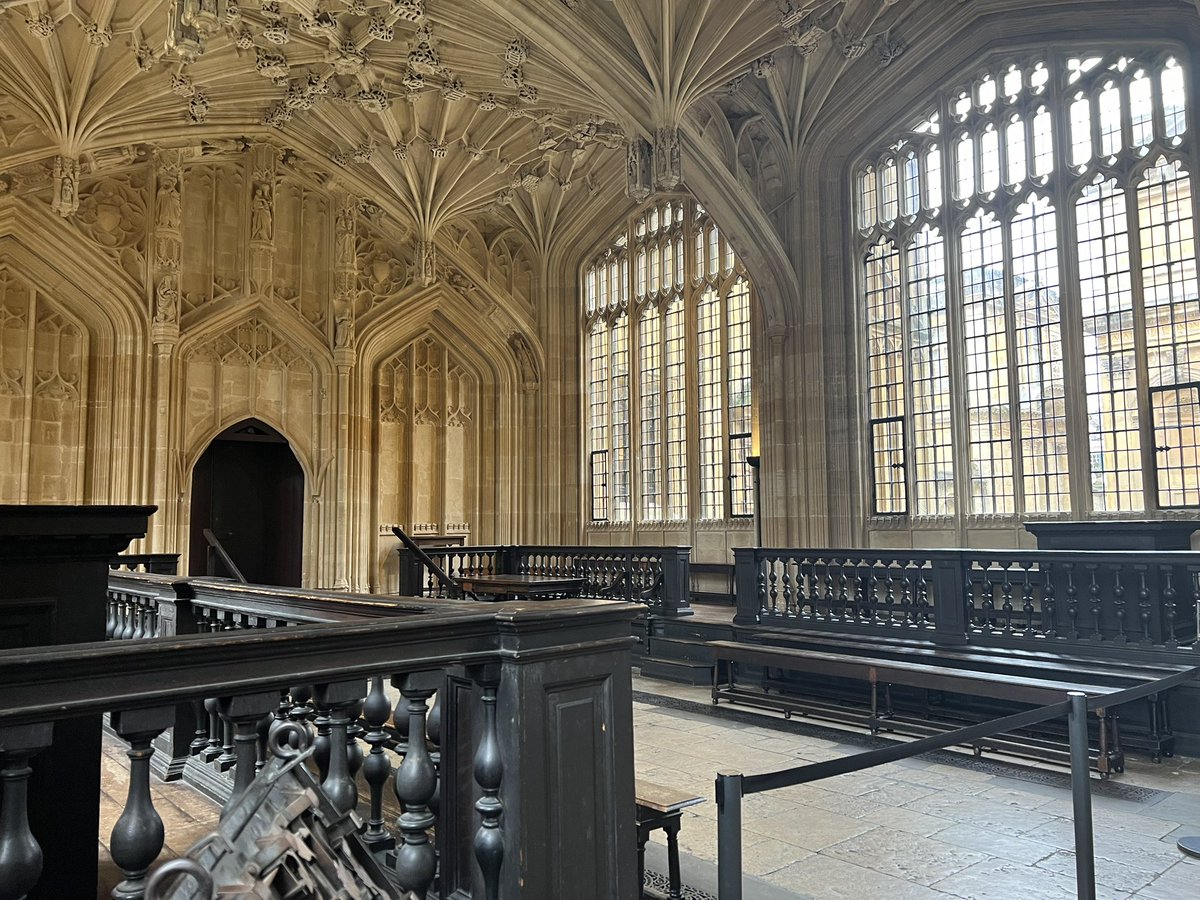 JRToursOxford's tweet photo. Divinity School - a highlight of an Oxford Tour #Oxford #WalkingTours #travel #exploreOxford https://t.co/LzYPZYYzJU
