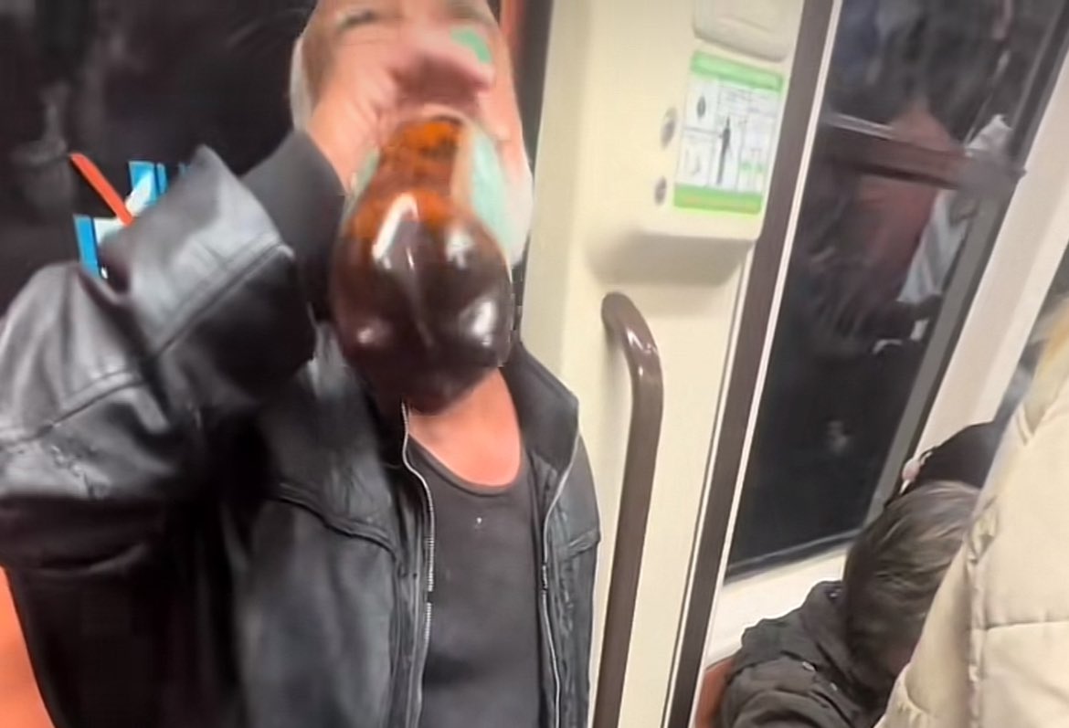 Hola <a href="/metro_madrid/">Metro de Madrid</a> parece que os encanta blanquear a los usuarios de color céntimo que realmente alteran el civismo en el Metro.
Aquí os dejo unas fotografías para que les denunciéis de igual manera: