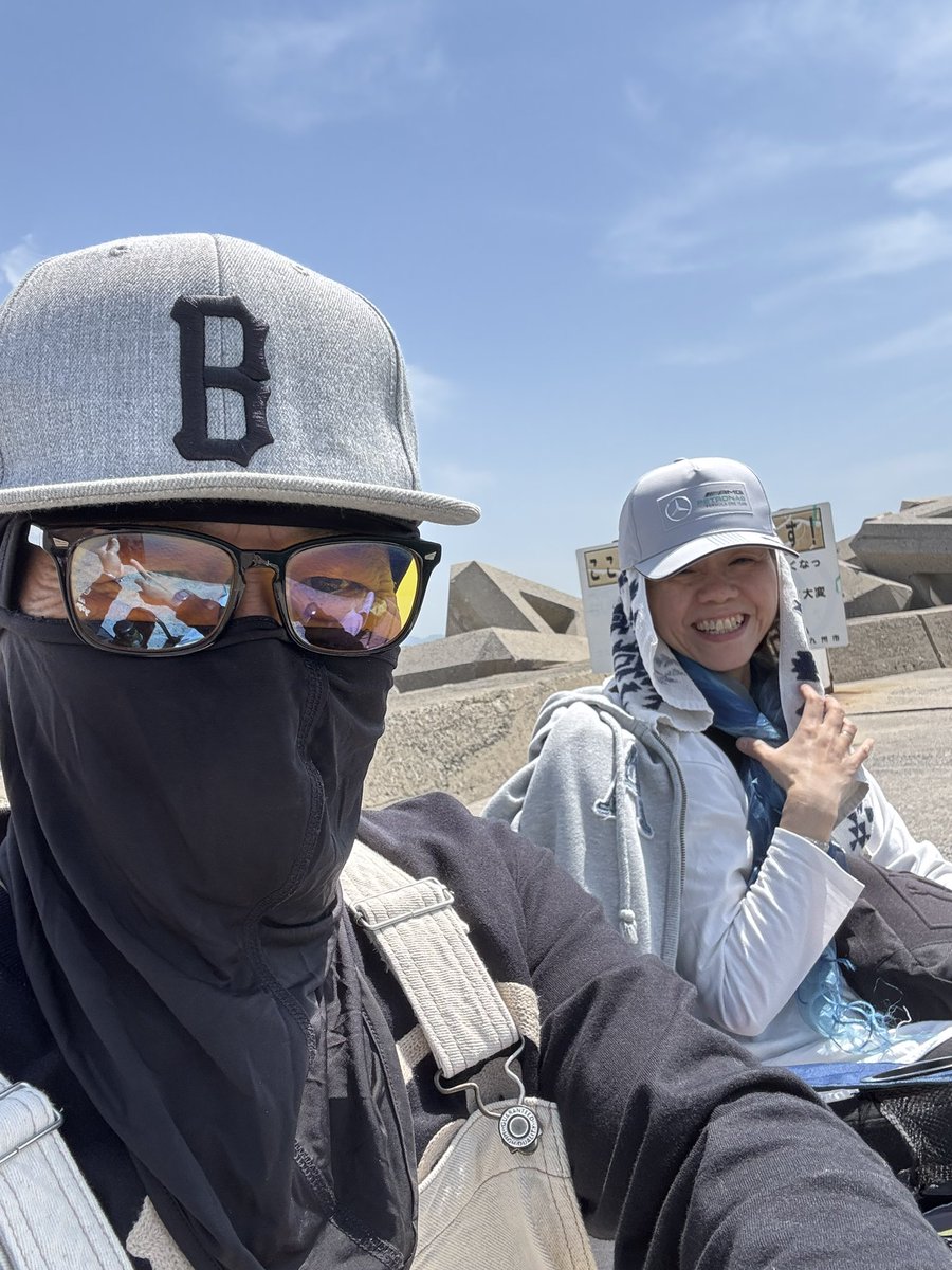 SFukudaruma's tweet photo. GW残り1日・・・
家族で釣りに行って来ました。
穴釣りですけどねー🤣
カサゴが4匹釣れたけどリリース
しました。晩飯の食材は近くの道の駅で
ゲットして帰ります。
釣りに行って魚買って帰るとは・・・
昭和の人間やな〜😇 https://t.co/Bty6xNmq24