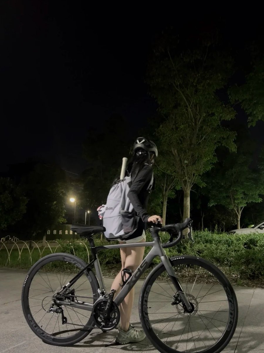 どんなに遅くても、サイクリストの心はいつも熱く燃えています。🚴‍♀️🌙