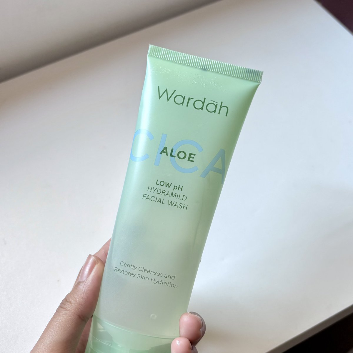 RELA GANTI FACIAL WASH KE SI HIJAU INI KARENA SE-GREEN FLAG ITU!!

✅ low pH, GENTLE
✅ hydrating
✅ natural
✅ HARGANYA 30RIBU DAPET 100 ML

semuanya diborong, kulit auto bersih, lembab dan calming, no more kulit drama!😝