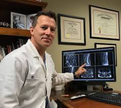Neurosurgery Podcast (@nsgypodcast) on Twitter photo Ever notice how doctors don't *own* hospitals? We work in them, we manage them, we make them possible - but we can't *own* them, here in the USA.
Ever wonder why?
In this conversation with the tremendous <a href="/eapotts/">Eric Potts</a>, we explore some of the story behind the ban on physician-owned Ever notice how doctors don't *own* hospitals? We work in them, we manage them, we make them possible - but we can't *own* them, here in the USA.
Ever wonder why?
In this conversation with the tremendous <a href="/eapotts/">Eric Potts</a>, we explore some of the story behind the ban on physician-owned