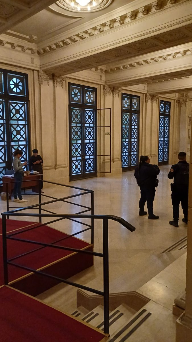 🔴Tribunales I de Córdoba, todo vallado: cerrojo policial por el paro de 38 horas de empleados judiciales

Tras el comunicado del TSJ (ver abajo), gremio de judiciales anunció la medida que comienza este lunes 10:00. Piden mejora salarial vía equiparación con justicia federal.