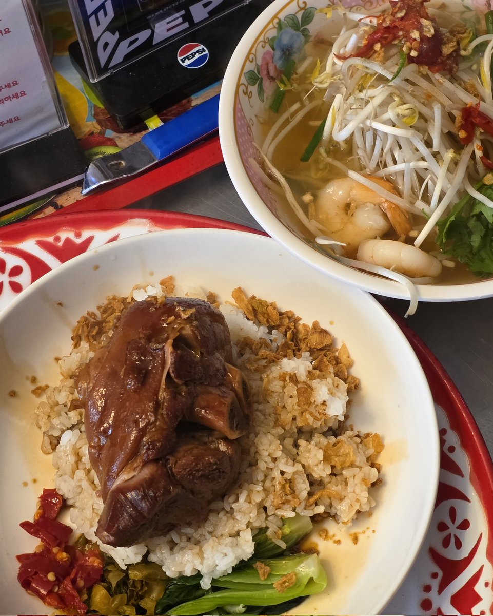 잠실 서보
그 유명한 족발덮밥 제발 먹어줘.. 흐베ㅂ베벱 스타일의 존맛 족발이니깐 숟가락으로 퍼먹어도 됨🥹