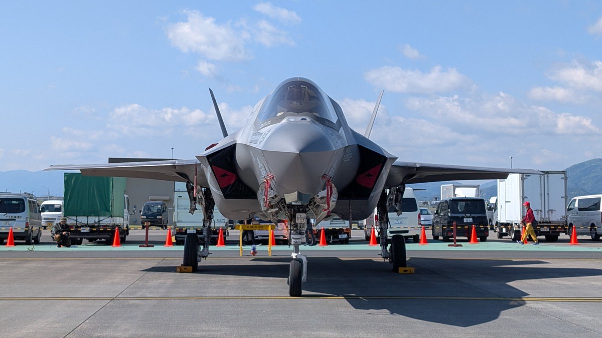 UniTsukune0404's tweet photo. F-35BとF-35C
似てるけどお顔も体型もちょっと違うんですね〜
見分けられますか？

#FSD25
#岩国フレンドシップデー2025 
#岩国 https://t.co/DHmfj6dkcx