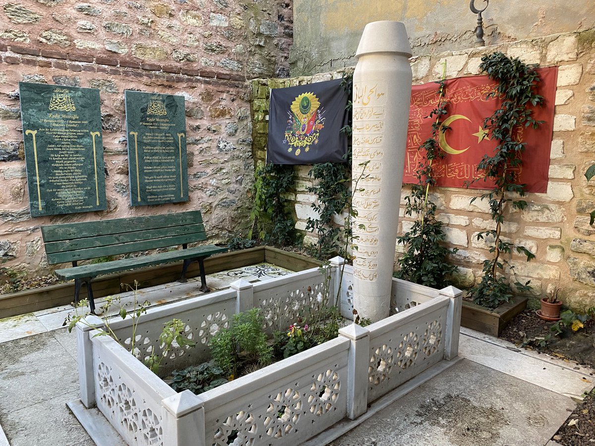 kadrbeyoglu's tweet photo. Tevhîd uğruna giydin sefer libâsın,
Küfre boyun eğmedin, korudun zırhın.
Rahmet-i Rahmân’a teslim ettin cânın,
Âyân kaldı hâtıran ve şecâatın.
#KadirMısıroğlu https://t.co/Rs9rxJpb29