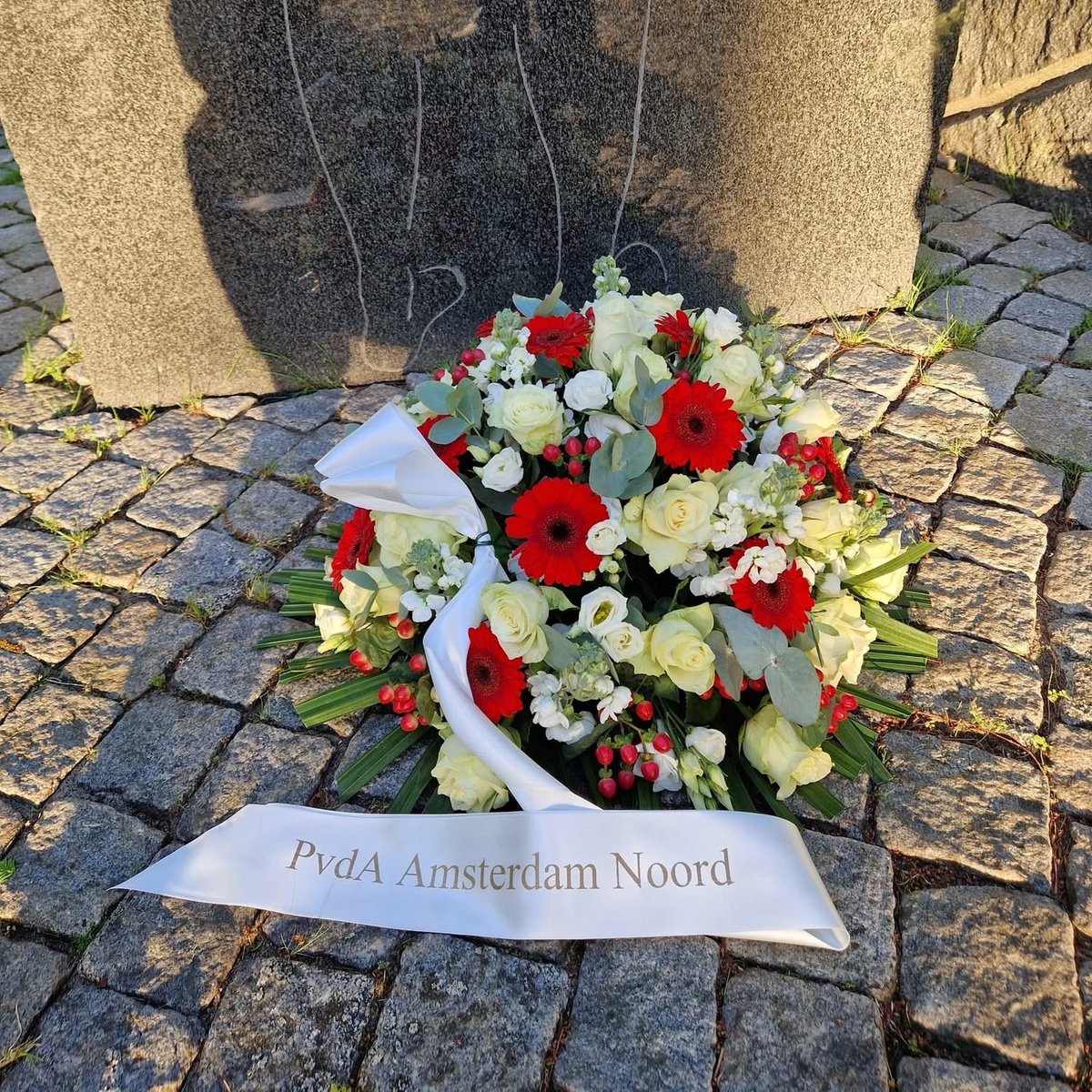 Op 4 mei staan we stil bij alle mensen die hun leven verloren in de Tweede Wereldoorlog. Ook herdachten we de slachtoffers van latere- en huidige oorlogen.
Vrijheid is niet vanzelfsprekend. Daarom blijven we herdenken en zijn we ieder jaar aanwezig tijdens #dodenherdenking #4mei