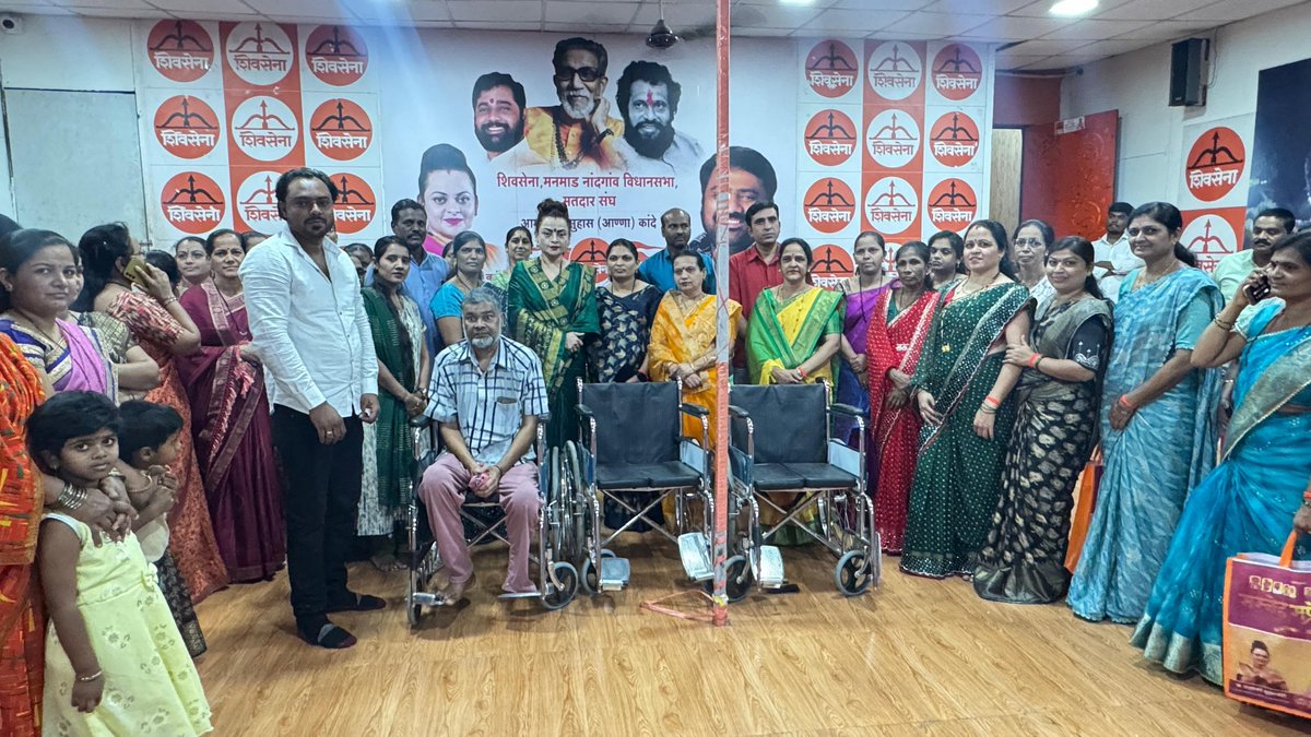 श्री #स्वामी_समर्थ केंद्र या ठिकाणी सेवा देण्यासाठी येणाऱ्या सेवेकरी वृद्ध व्यक्तींकरिता मंदिरापर्यंत जाण्यासाठी 2 व्हील चेअर भेट देण्यात आल्या.