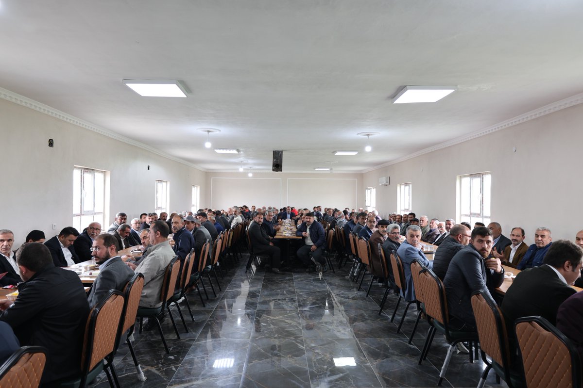 Valimiz Sayın Mustafa KOÇ, il ve ilçe protokolü, AK Parti Tutak İlçe Başkanı Mehmet SAYAN’ın babası Abdullah SAYAN'ın vefatı dolayısıyla SAYAN ailesine taziye ziyaretinde bulundu.  

📌Valimiz, merhuma Allah’tan rahmet, ailesi ve yakınlarına başsağlığı diledi.
