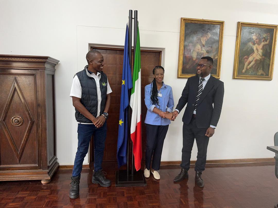 ItalyinZimbabwe's tweet photo. .@ITAJohannesburg is proud to support two 🇿🇼 entrepreneurs, Chamunorwa Kapita &amp; Sizolwenkosi Mazolo, to participate in #Macfrut2025 in Rimini🇮🇹

This international platform will enable valuable exchanges in innovation, trade, &amp; sustainable practices for 🇿🇼’s horticulture sector https://t.co/X1oztZIljh