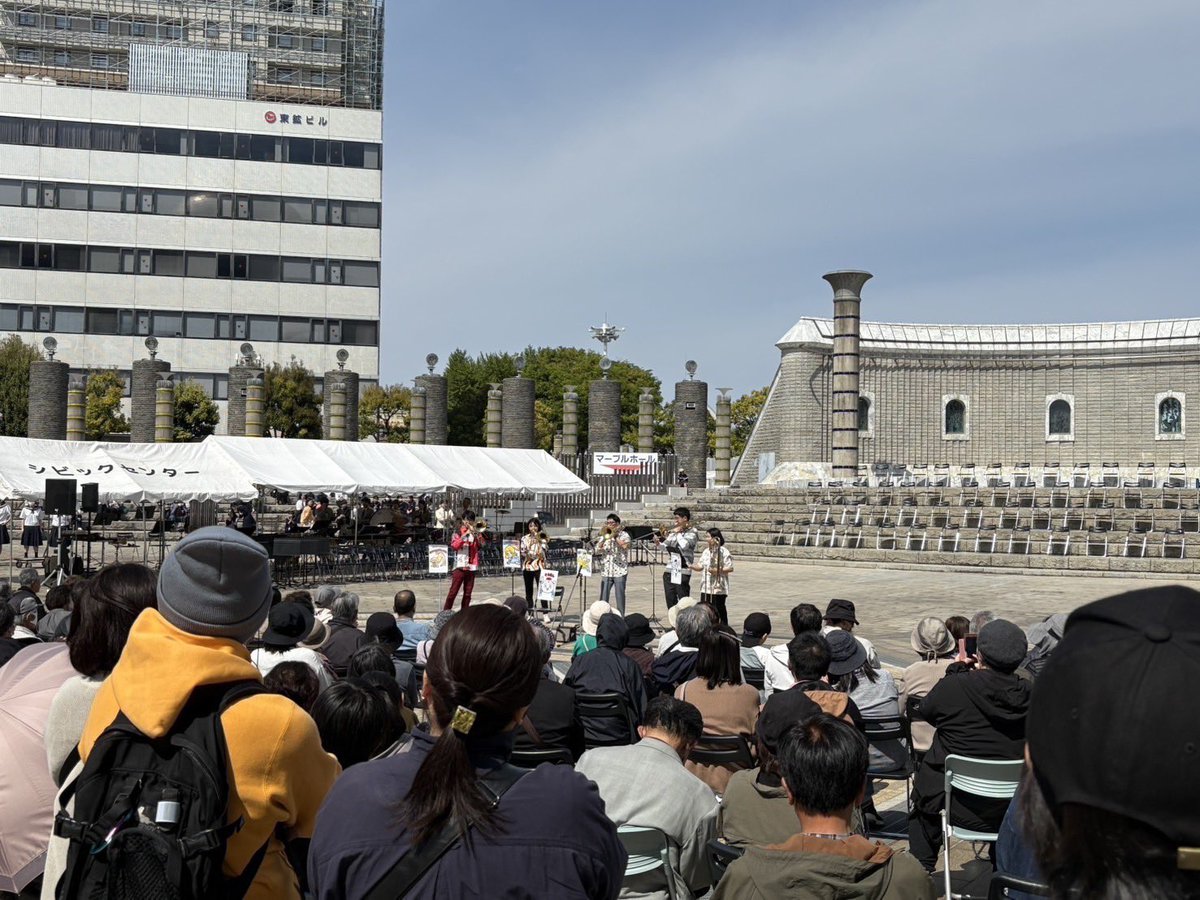 なんと！
塩！史上、最多のお客様の前で吹いた塩。
日立のレッツブラスというイベントに声をかけていただき、出演させてもらえて嬉しかった塩。

地域の方々がこのように集まり、中高生と市民団体が一緒に吹くイベントさいこう塩！