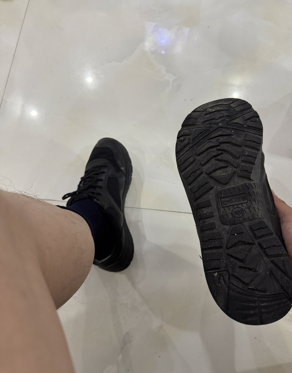 汗湿了袜子，味道十足。来舔干净！