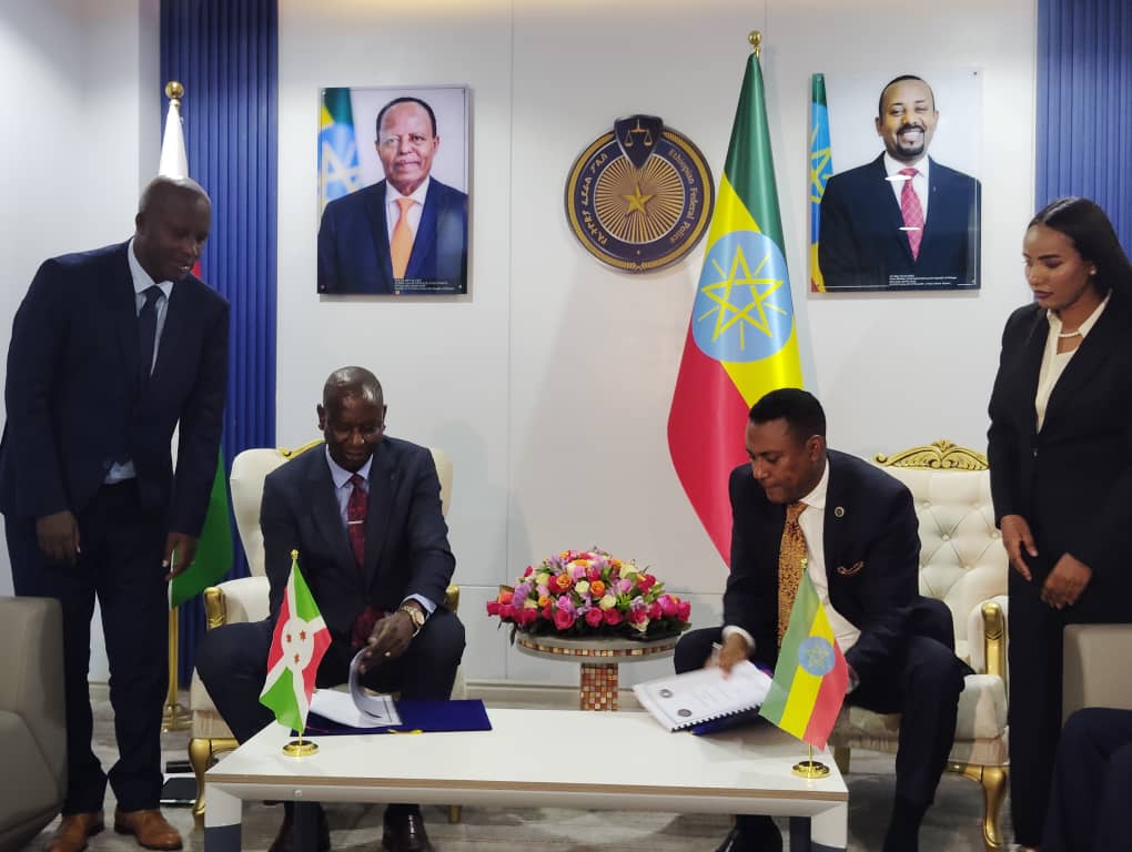 Police Nationale du Burundi (@burundi_police) on Twitter photo Ce 5/5/2025,signature d'un MoU entre la <a href="/Burundi_Police/">Police Nationale du Burundi</a> représenté par l'Inspecteur Général et la <a href="/EthiopiaPolice/">Ethiopian Federal Police</a> pour renforcer la coopération sur la prévention de la criminalité et investigation, combattre le terrorisme, la Formation et la modernisation des 2 corps de Police. Ce 5/5/2025,signature d'un MoU entre la <a href="/Burundi_Police/">Police Nationale du Burundi</a> représenté par l'Inspecteur Général et la <a href="/EthiopiaPolice/">Ethiopian Federal Police</a> pour renforcer la coopération sur la prévention de la criminalité et investigation, combattre le terrorisme, la Formation et la modernisation des 2 corps de Police.